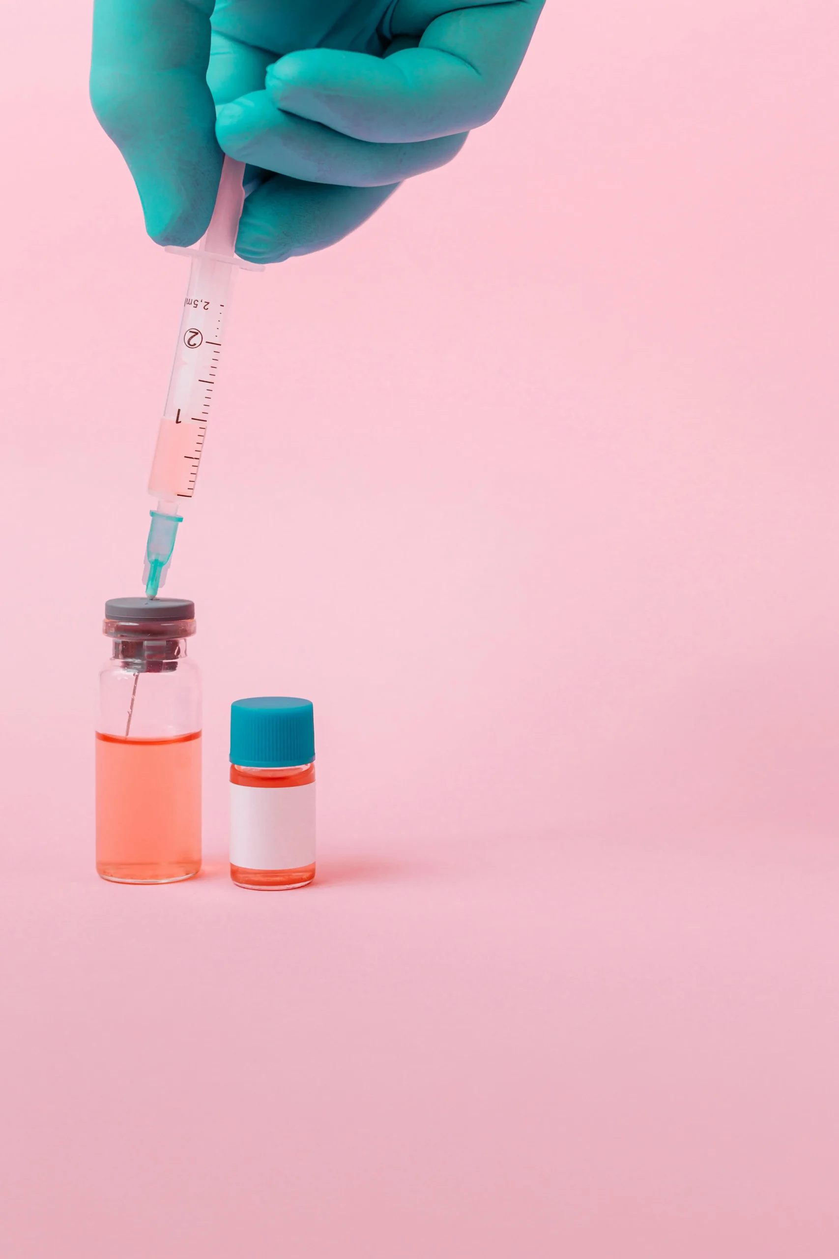 Imagen de tratamiento regenerativo con plasma rico en plaquetas para tendinopatías y dolor musculoesquelético en mujeres durante la menopausia.
