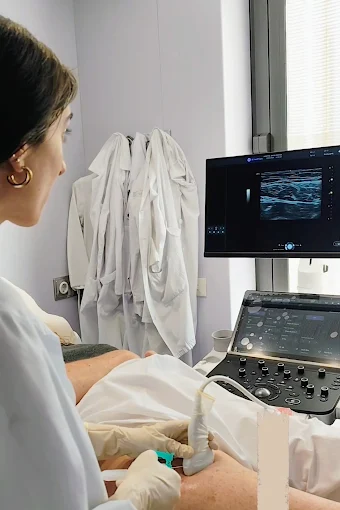 Dra. María Belén Pedrosa realizando un procedimiento ecoguiado en consulta de Medicina Física y Rehabilitación en Madrid